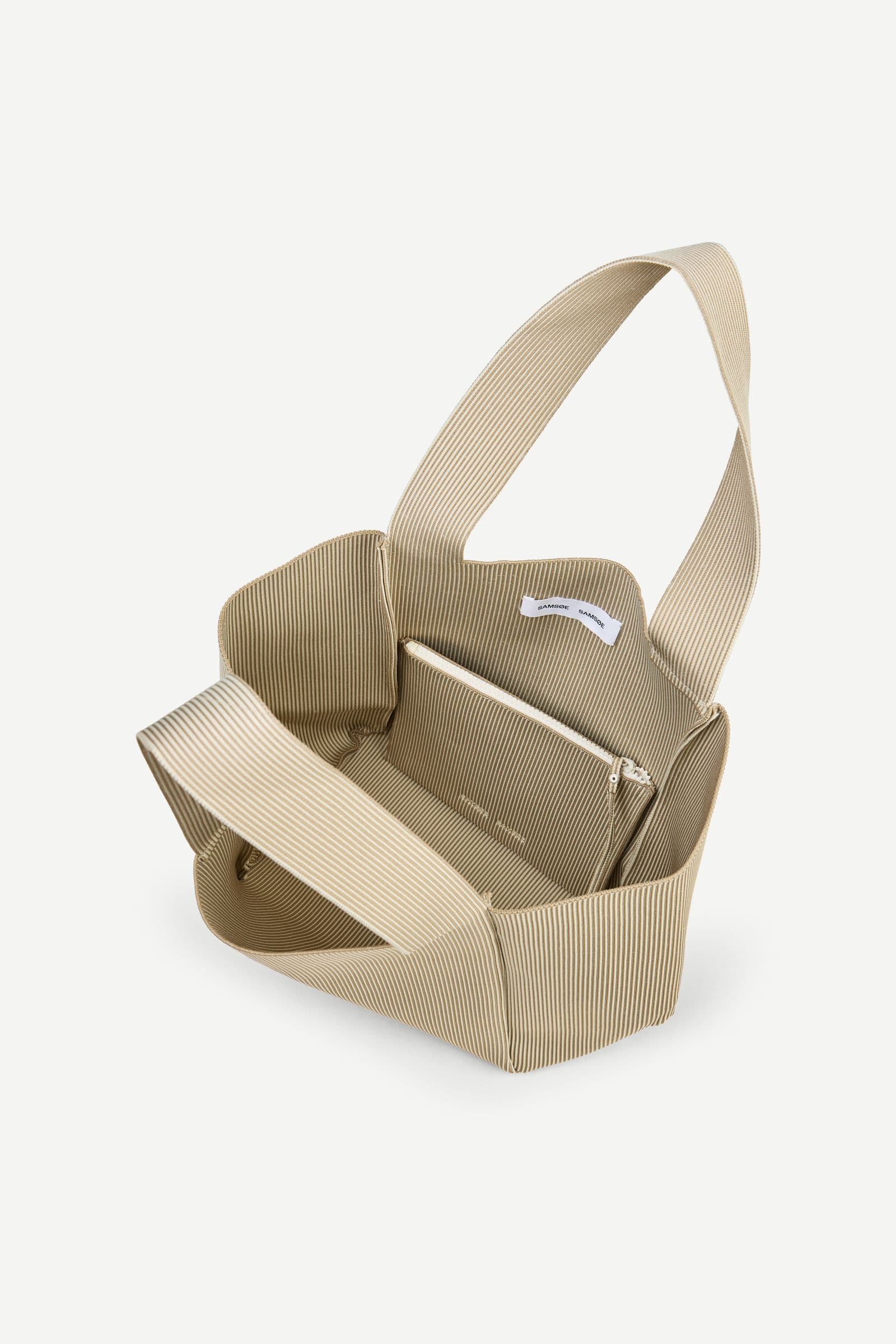 Samira tote 15948 Silver Fern St.