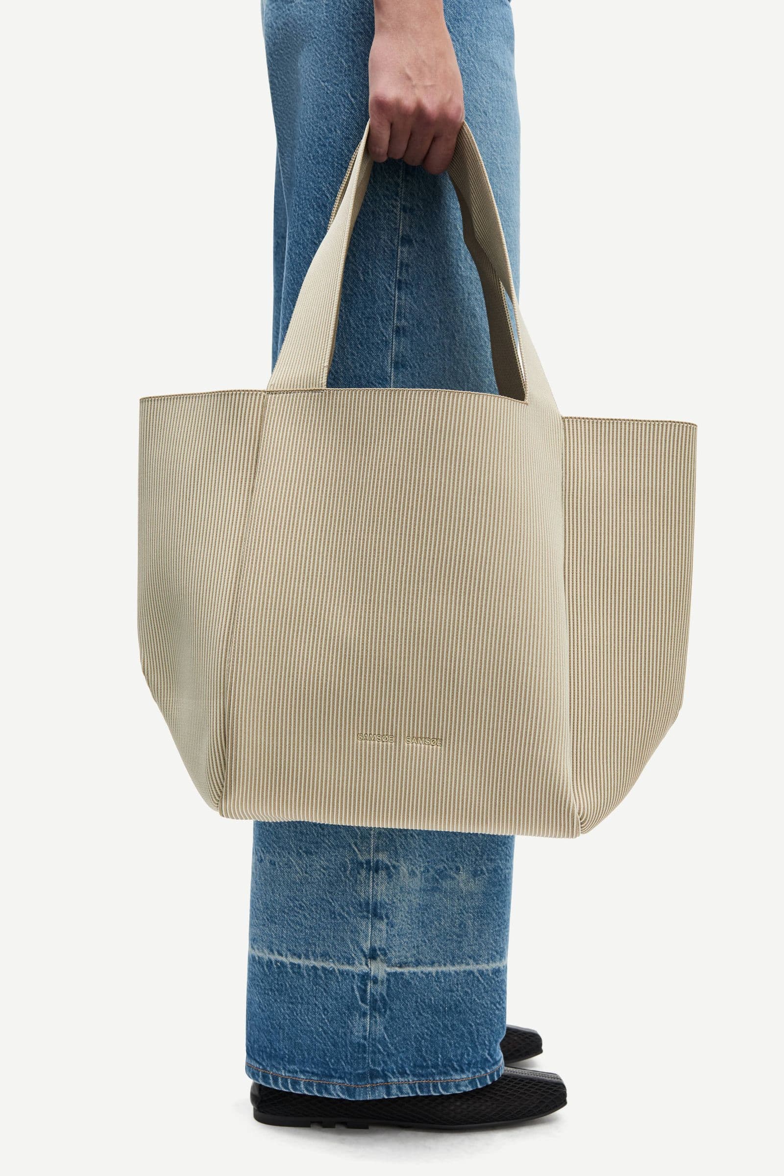 Samira tote 15948 Silver Fern St.